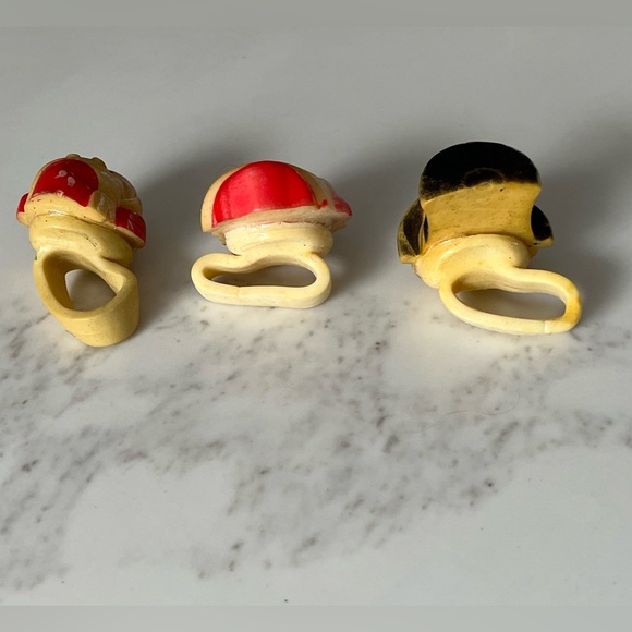 Three vintage looking holiday rings, made of rubber - Picture 9 of 13